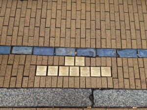 
                            <b>Herdenkingsstenen in trottoir met inscripties ter nagedachtenis aan personen.</b><br>
                                                        <b>ISO:</b> 50 | <b>Sluitertijd:</b> 1/2532 | <b>Diafragma:</b> f/1.8 | <b>Datum:</b> 2025-05-26

                        