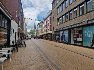 
                            <b>Winkelstraat met fietsen, kleurrijke vlaggen en zicht op kerktoren.</b><br>
                                                        <b>ISO:</b> 50 | <b>Sluitertijd:</b> 1/822 | <b>Diafragma:</b> f/1.8 | <b>Datum:</b> 2025-05-26

                        
