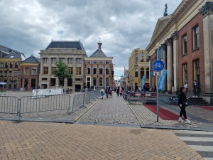 
                            <b>Mensen lopen op plein met historische gebouwen en fietsenstalling.</b><br>
                                                        <b>ISO:</b> 50 | <b>Sluitertijd:</b> 1/9009 | <b>Diafragma:</b> f/1.8 | <b>Datum:</b> 2025-05-26

                        