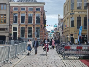 
                            <b>Mensen lopen en fietsen op straat met bakstenen gebouwen op de achtergrond.</b><br>
                                                        <b>ISO:</b> 50 | <b>Sluitertijd:</b> 1/1462 | <b>Diafragma:</b> f/2.4 | <b>Datum:</b> 2025-05-26

                        