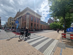 
                            <b>Historisch gebouw met pilaren, fietsers op zebrapad, stedelijke omgeving.</b><br>
                                                        <b>ISO:</b> 50 | <b>Sluitertijd:</b> 1/3175 | <b>Diafragma:</b> f/2.2 | <b>Datum:</b> 2025-05-26

                        