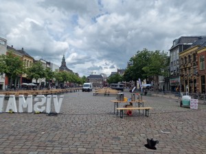 
                            <b>Leeg plein met tafels en stoelen; voorbereidingen voor evenement.</b><br>
                                                        <b>ISO:</b> 50 | <b>Sluitertijd:</b> 1/12658 | <b>Diafragma:</b> f/1.8 | <b>Datum:</b> 2025-05-26

                        