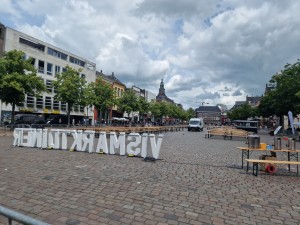 
                            <b>Tafels en stoelen opgesteld op een plein voor de vismarkt.</b><br>
                                                        <b>ISO:</b> 50 | <b>Sluitertijd:</b> 1/13889 | <b>Diafragma:</b> f/1.8 | <b>Datum:</b> 2025-05-26

                        