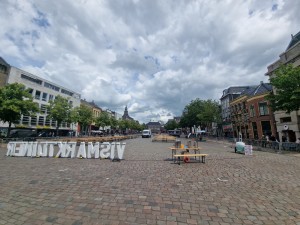
                            <b>Lege marktplein met tafels en stoelen, zicht op gebouwen.</b><br>
                                                        <b>ISO:</b> 50 | <b>Sluitertijd:</b> 1/3584 | <b>Diafragma:</b> f/2.2 | <b>Datum:</b> 2025-05-26

                        