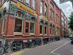 
                            <b>Fietsen en het voormalige gebouw van het Nieuwsblad van het Noorden aan de Eerste Drift</b><br>
                                                        <b>ISO:</b> 50 | <b>Sluitertijd:</b> 1/459 | <b>Diafragma:</b> f/1.8 | <b>Datum:</b> 2025-05-26

                        