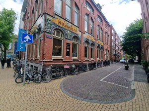 
                            <b>Fietsen en het voormalige gebouw van het Nieuwsblad van het Noorden aan de Eerste Drift</b><br>
                                                        <b>ISO:</b> 50 | <b>Sluitertijd:</b> 1/1151 | <b>Diafragma:</b> f/2.2 | <b>Datum:</b> 2025-05-26

                        