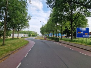 
                            <b>Bochtige weg met fietspad en verkeersbord.</b><br>
                                                        <b>ISO:</b> 50 | <b>Sluitertijd:</b> 1/2688 | <b>Diafragma:</b> f/1.8 | <b>Datum:</b> 2025-05-24

                        