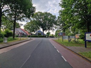 
                            <b>T-splitsing van wegen met verkeersborden en fietsen in het gras.</b><br>
                                                        <b>ISO:</b> 50 | <b>Sluitertijd:</b> 1/449 | <b>Diafragma:</b> f/1.8 | <b>Datum:</b> 2025-05-24

                        
