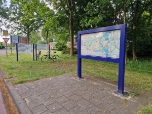 
                            <b>Fiets geparkeerd bij informatiebord met kaart en wegwijzers.</b><br>
                                                        <b>ISO:</b> 50 | <b>Sluitertijd:</b> 1/180 | <b>Diafragma:</b> f/1.8 | <b>Datum:</b> 2025-05-24

                        