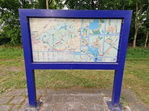 
                            <b>Informatiebord met stadskaart in blauwe omkadering op een trottoir.</b><br>
                                                        <b>ISO:</b> 50 | <b>Sluitertijd:</b> 1/645 | <b>Diafragma:</b> f/1.8 | <b>Datum:</b> 2025-05-24

                        