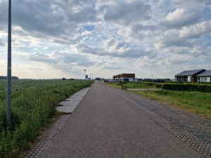 
                            <b>Lang recht fietspad richting gebouwen in een landelijke omgeving met cumuluswolken.</b><br>
                                                        <b>ISO:</b> 50 | <b>Sluitertijd:</b> 1/12658 | <b>Diafragma:</b> f/1.8 | <b>Datum:</b> 2025-05-24

                        