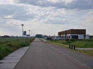 
                            <b>Weg met huizen en geparkeerde auto's langs de rechterkant.</b><br>
                                                        <b>ISO:</b> 50 | <b>Sluitertijd:</b> 1/2882 | <b>Diafragma:</b> f/2.4 | <b>Datum:</b> 2025-05-24

                        