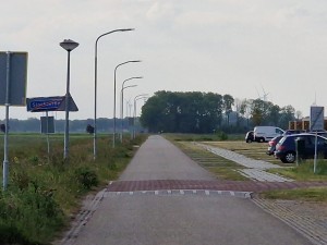
                            <b>Fietspad langs parkeerplaats met auto's en wegwijzerbord.</b><br>
                                                        <b>ISO:</b> 50 | <b>Sluitertijd:</b> 1/2404 | <b>Diafragma:</b> f/2.4 | <b>Datum:</b> 2025-05-24

                        