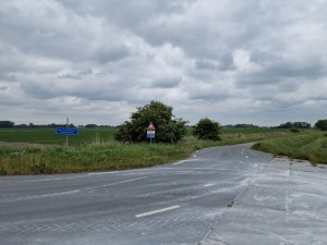 
                            <b>Waarschuwingsbord bij kruising naast veld met groene struiken.</b><br>
                                                        <b>ISO:</b> 50 | <b>Sluitertijd:</b> 1/1513 | <b>Diafragma:</b> f/1.8 | <b>Datum:</b> 2025-05-24

                        