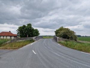 
                            <b>Bochtige weg met stenen brug, omgeven door bomen en weelderig groen.</b><br>
                                                        <b>ISO:</b> 50 | <b>Sluitertijd:</b> 1/907 | <b>Diafragma:</b> f/1.8 | <b>Datum:</b> 2025-05-24

                        