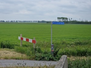 
                            <b>Wegwijzer bij groen weiland naast rood-wit hek.</b><br>
                                                        <b>ISO:</b> 50 | <b>Sluitertijd:</b> 1/1980 | <b>Diafragma:</b> f/2.4 | <b>Datum:</b> 2025-05-24

                        