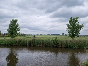 
                            <b>Fietser op een pad langs een kanaal, omgeven door groene velden.</b><br>
                                                        <b>ISO:</b> 50 | <b>Sluitertijd:</b> 1/8696 | <b>Diafragma:</b> f/1.8 | <b>Datum:</b> 2025-05-24

                        