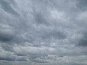 
                            <b>Stratocumuluswolken bedekken de lucht met een dreigende, sombere uitstraling.</b><br>
                                                        <b>ISO:</b> 50 | <b>Sluitertijd:</b> 1/17857 | <b>Diafragma:</b> f/1.8 | <b>Datum:</b> 2025-05-24

                        