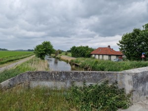
                            <b>Klein huisje aan smal kanaal met stenen brug op de voorgrond.</b><br>
                                                        <b>ISO:</b> 50 | <b>Sluitertijd:</b> 1/944 | <b>Diafragma:</b> f/1.8 | <b>Datum:</b> 2025-05-24

                        