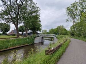 
                            <b>Klein bruggetje over smal kanaal tussen groene bomen en gras.</b><br>
                                                        <b>ISO:</b> 50 | <b>Sluitertijd:</b> 1/8197 | <b>Diafragma:</b> f/1.8 | <b>Datum:</b> 2025-05-24

                        