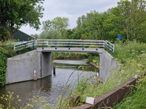 
                            <b>Betonnen brug over smal kanaal met witte en blauwe leuningen.</b><br>
                                                        <b>ISO:</b> 50 | <b>Sluitertijd:</b> 1/1176 | <b>Diafragma:</b> f/2.4 | <b>Datum:</b> 2025-05-24

                        