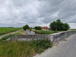 
                            <b>Klein huisje aan smal kanaal met stenen brug op de voorgrond.</b><br>
                                                        <b>ISO:</b> 50 | <b>Sluitertijd:</b> 1/2045 | <b>Diafragma:</b> f/2.2 | <b>Datum:</b> 2025-05-24

                        