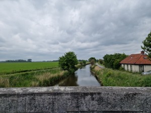 
                            <b>Landelijk landschap met waterweg, bomen en een huis met rood dak.</b><br>
                                                        <b>ISO:</b> 50 | <b>Sluitertijd:</b> 1/1433 | <b>Diafragma:</b> f/1.8 | <b>Datum:</b> 2025-05-24

                        