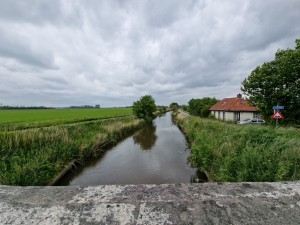 
                            <b>Kanaal met aangrenzend huis en geparkeerde auto, omgeven door groen landschap.</b><br>
                                                        <b>ISO:</b> 50 | <b>Sluitertijd:</b> 1/2222 | <b>Diafragma:</b> f/2.2 | <b>Datum:</b> 2025-05-24

                        
