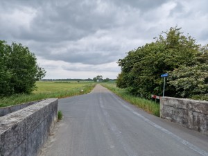 
                            <b>Rechte weg over brug omringd door groen landschap.</b><br>
                                                        <b>ISO:</b> 50 | <b>Sluitertijd:</b> 1/822 | <b>Diafragma:</b> f/1.8 | <b>Datum:</b> 2025-05-24

                        