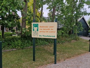 
                            <b>De Theefabriek bedankt bezoekers en nodigt uit voor een toekomstig bezoek.</b><br>
                                                        <b>ISO:</b> 50 | <b>Sluitertijd:</b> 1/180 | <b>Diafragma:</b> f/1.8 | <b>Datum:</b> 2025-05-24

                        