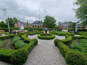
                            <b>Geometrisch aangelegde tuin met centraal beeld en omliggende bankjes.</b><br>
                                                        <b>ISO:</b> 50 | <b>Sluitertijd:</b> 1/853 | <b>Diafragma:</b> f/2.2 | <b>Datum:</b> 2025-05-24

                        