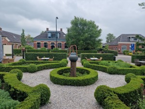 
                            <b>Geometrisch aangelegde tuin met centraal beeld en omliggende bankjes.</b><br>
                                                        <b>ISO:</b> 50 | <b>Sluitertijd:</b> 1/3509 | <b>Diafragma:</b> f/1.8 | <b>Datum:</b> 2025-05-24

                        