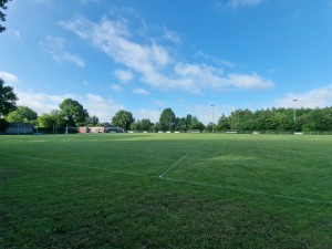 
                            <b>Gras voetbalveld met doelen en omringende bomen.</b><br>
                                                        <b>ISO:</b> 50 | <b>Sluitertijd:</b> 1/1189 | <b>Diafragma:</b> f/2.2 | <b>Datum:</b> 2025-05-30

                        