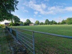 
                            <b>Voetbalveld omgeven door hekwerk en groene bomen.</b><br>
                                                        <b>ISO:</b> 50 | <b>Sluitertijd:</b> 1/940 | <b>Diafragma:</b> f/2.2 | <b>Datum:</b> 2025-05-30

                        