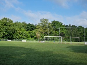 
                            <b>Voetbalveld met doelen, omgeven door bomen en hekken.</b><br>
                                                        <b>ISO:</b> 50 | <b>Sluitertijd:</b> 1/2494 | <b>Diafragma:</b> f/2.4 | <b>Datum:</b> 2025-05-30

                        