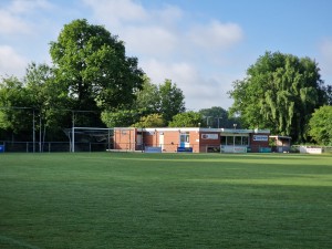 
                            <b>Voetbalveld met een clubgebouw en sponsorborden op de achtergrond.</b><br>
                                                        <b>ISO:</b> 50 | <b>Sluitertijd:</b> 1/1590 | <b>Diafragma:</b> f/2.4 | <b>Datum:</b> 2025-05-30

                        