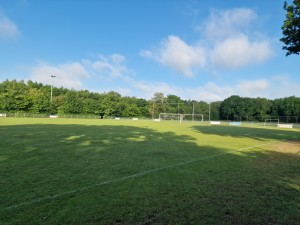 
                            <b>Leeg voetbalveld met gras, doelen en bomen op de achtergrond.</b><br>
                                                        <b>ISO:</b> 50 | <b>Sluitertijd:</b> 1/7143 | <b>Diafragma:</b> f/1.8 | <b>Datum:</b> 2025-05-30

                        