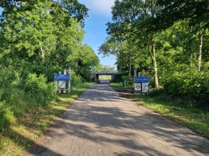 
                            <b>Ruitenweg met borden, leidt naar brug in bosrijke omgeving.</b><br>
                                                        <b>ISO:</b> 50 | <b>Sluitertijd:</b> 1/305 | <b>Diafragma:</b> f/1.8 | <b>Datum:</b> 2025-05-30

                        