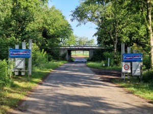 
                            <b>Ruitenweg dorpsgrens met borden langs smalle weg onder brug.</b><br>
                                                        <b>ISO:</b> 50 | <b>Sluitertijd:</b> 1/337 | <b>Diafragma:</b> f/1.8 | <b>Datum:</b> 2025-05-30

                        