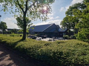 
                            <b>Terras met tafels en stoelen bij het dorpshuis de Ruyten</b><br>
                                                        <b>ISO:</b> 50 | <b>Sluitertijd:</b> 1/2760 | <b>Diafragma:</b> f/1.8 | <b>Datum:</b> 2025-05-30

                        
