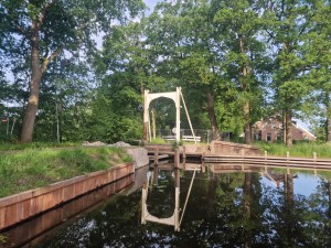 
                            <b>De ijzeren ophaalbrug uit circa 1929 bij het haventje van het Slochterdiep.</b><br>
                                                        <b>ISO:</b> 50 | <b>Sluitertijd:</b> 1/292 | <b>Diafragma:</b> f/1.8 | <b>Datum:</b> 2025-05-31

                        