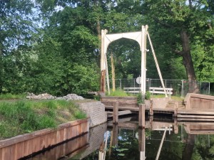 
                            <b>De ijzeren ophaalbrug uit circa 1929 bij het haventje van het Slochterdiep.</b><br>
                                                        <b>ISO:</b> 50 | <b>Sluitertijd:</b> 1/272 | <b>Diafragma:</b> f/1.8 | <b>Datum:</b> 2025-05-31

                        