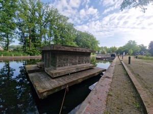 
                            <b>Groot houten vlot bij het haventje van het Slochterdiep.</b><br>
                                                        <b>ISO:</b> 50 | <b>Sluitertijd:</b> 1/1196 | <b>Diafragma:</b> f/2.2 | <b>Datum:</b> 2025-05-31

                        