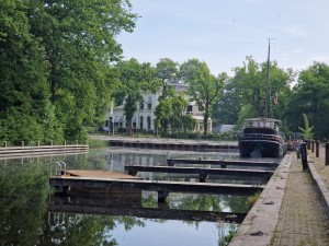
                            <b>Slochterdiep met bakstenen kade en bomen weerspiegelen.</b><br>
                                                        <b>ISO:</b> 50 | <b>Sluitertijd:</b> 1/1464 | <b>Diafragma:</b> f/2.4 | <b>Datum:</b> 2025-05-31

                        