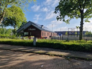 
                            <b>Dorpshuis de Ruyten met naastgelegen sportveld en omheining.</b><br>
                                                        <b>ISO:</b> 50 | <b>Sluitertijd:</b> 1/1056 | <b>Diafragma:</b> f/1.8 | <b>Datum:</b> 2025-05-30

                        