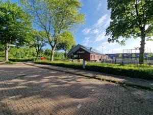 
                            <b>Dorpshuis de Ruyten. met parkeerplaatsen en voetbalkooi</b><br>
                                                        <b>ISO:</b> 50 | <b>Sluitertijd:</b> 1/1196 | <b>Diafragma:</b> f/2.2 | <b>Datum:</b> 2025-05-30

                        