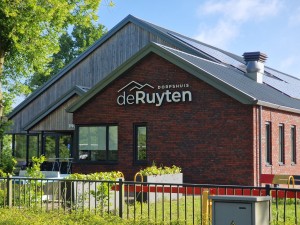 
                            <b>Dorpshuis de Ruyten met moderne architectuur en zonnepanelen op het dak.</b><br>
                                                        <b>ISO:</b> 50 | <b>Sluitertijd:</b> 1/937 | <b>Diafragma:</b> f/2.4 | <b>Datum:</b> 2025-05-30

                        