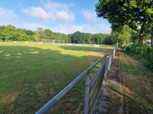 
                            <b>Voetbalveld omringd door bomen en een hek.</b><br>
                                                        <b>ISO:</b> 50 | <b>Sluitertijd:</b> 1/4274 | <b>Diafragma:</b> f/1.8 | <b>Datum:</b> 2025-05-30

                        
