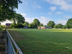 
                            <b>Voetbalveld met bomen en een clubgebouw op de achtergrond.</b><br>
                                                        <b>ISO:</b> 50 | <b>Sluitertijd:</b> 1/5236 | <b>Diafragma:</b> f/1.8 | <b>Datum:</b> 2025-05-30

                        