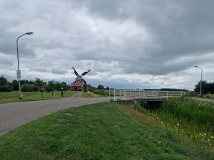 
                            <b>Molen van de Groote Polder naast weg met bruggetje in groen landschap.</b><br>
                                                        <b>ISO:</b> 50 | <b>Sluitertijd:</b> 1/14493 | <b>Diafragma:</b> f/1.8 | <b>Datum:</b> 2025-07-05

                        